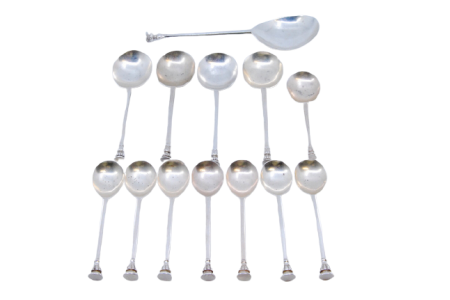 Conjunto de treze colheres de sobremesa em prata; uma colher para molhos, quatro de gelado, uma de açúcar e sete de chá.